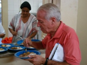 João Barbosa experimente a merenda escolar na escola Francisco Gomes 