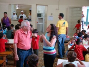 oão Barbosa é recebido pela diretora Rosângela na escola Francisco Gomes 