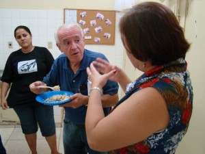 João Barbosa experimente merenda da central na escola Vicencina 