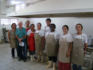 João Barbosa com funcionários da central de alimentação