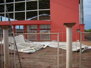 Vereadores durante visita na quadra esportes Vera Vitali