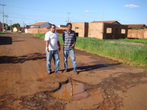 José Renato fala com moradores sobre quantidade de buracos em bairros 