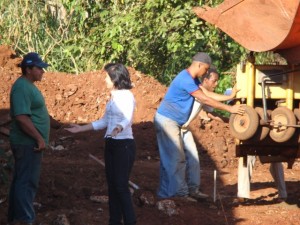 A vereadora Maurilia Landim em visita as obras da avenida 7 