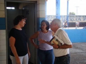 Vereador João Barbosa ao lado da vice-diretora Meire e a coordenadora Sandra Raquel em visita a escola