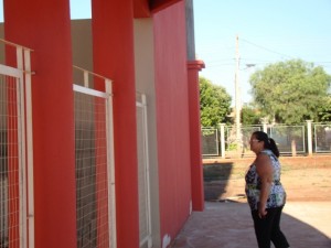 A vereadora Cida Armani durante visita ao centro esportivo da escola Vera Vitali