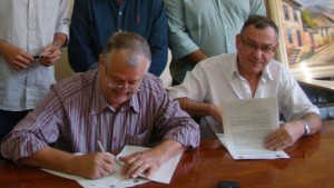 O prefeito José Carlos e Dr. Edu durante a assinatura do convênio para a liberação do recurso