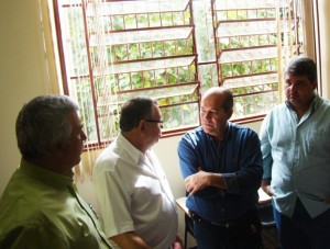 O ex-vereador Marco Pugliesi e o vereador José Antônio Lopes conversam com Dr. Edu durante a assinatura do convênio