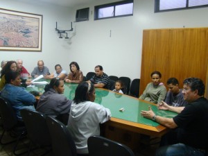 Vereadores durante reunião com famílias e representantes do governo
