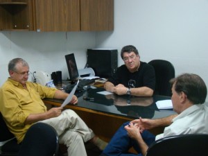 REUNIÃO - prefeito José Carlos, presidente da Câmara, José Mendonça e o assessor João José Assis Leite durante discussão sobre a Predilecta