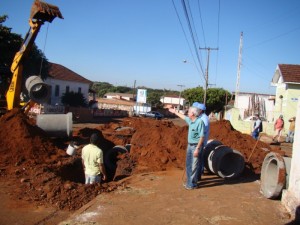 Legenda foto - João Barbosa e Walid Khoury nas obras da rua 38