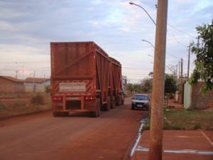 Caminhões de cana são tormento para moradores da avenida Lions Clube