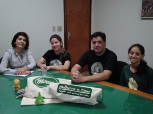 Maurilia Landim durante reunião com a equipe do Projeto Reviva o Óleo