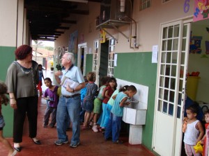 João Barbosa durante visita a creche Dirce