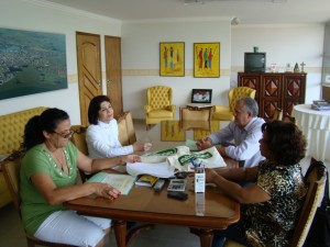 A vereadora Maurilia Landim ao lado do prefeito José Carlos, a primeira dama Edna e a coordenadora de Educação Malu