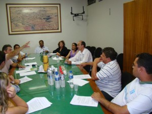 O vereador Renato Moreira durante reunião com ambientalistas