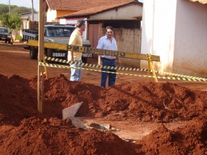 Renato Moreira e José Reginaldo Moreti acompanham as obras da avenida 5 (clique na foto para ampliá-la)