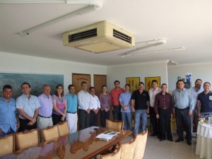 José Mendonça posa ao lado do prefeito José Carlos, de gerentes de agências bancárias e presidente da Acig Mamedinho, para a foto oficial do encontro