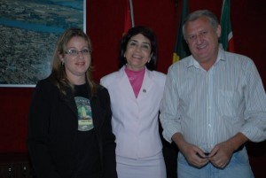 Após assinatura do convênio, Michele, Maurilia Landim e prefeito José Carlos comemoraram iniciativa