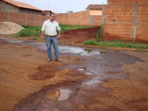 Vereador José Renato verifica buracos no Jardim Eliza e ouve reclamações de moradores