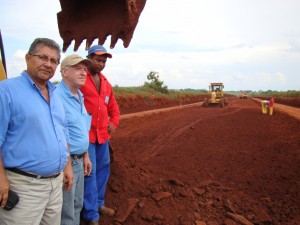 João Barbosa ao lado do engenheiro Walid Khoury acompanham as obras da estrada São Domingos