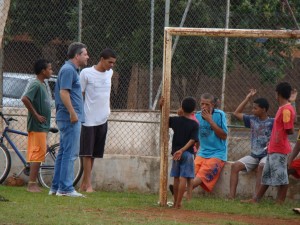 O vereador Renato Moreira aproveita para conversar com os garotos e explicar a situação