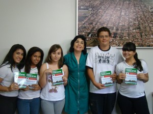 Maurilia Landim presenteou os alunos com exemplares do livro sobre a história política e administrativa de Guaíra
