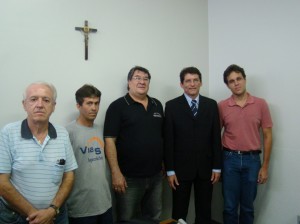Os vereadores João Barbosa e José Mendonça ao lado do reitor da UNIFEB, professor Álvaro e do estudante universitário, Jorginho Cruz.