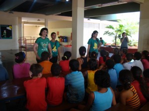 A vereadora Maurilia Landim ao lado da equipe Brejeiro durante divulgação do projeto Reviva o Óleo