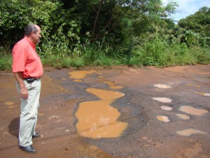 José Antônio verifica grande quantidade de buracos na avenida