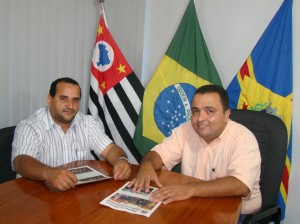 Os vereadores José Renato e Danilo durante reunião na Câmara de Morro Agudo