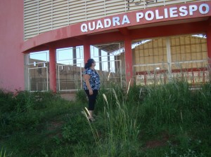 A vereadora Cida Armani durante visita a quadra da escola Vera Vitali
