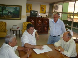 Shigueaki Suzuki, José Mendonça, o Deputado Uebe Rezeck e o prefeito José Carlos: reconhecimento aos trabalhos da delegada Eid Mara