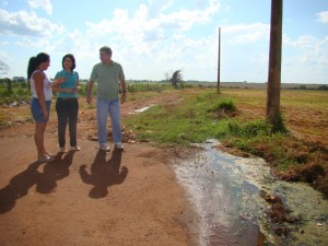 Renato Moreira e Maurilia Landim durante visita ao bairro Luiz Afonso e constatam problema de água empoçada