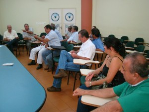 ampliar Produtores se organizam para buscar melhorias em estrada.