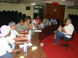 O vereador Dr. Cecílio conversa com presidentes de bairros