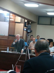 O vereador João Barbosa discursa observado pelo vereador José Antônio Lopes durante a última sessão