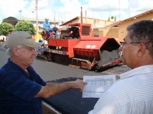 João Barbosa e Walid acompanham recapeamento de ruas e avenidas no bairro Vila Aparecida