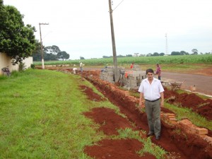 O vereador Moreti durante visita as obras no cemitério municipal