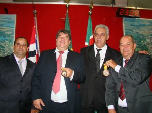 O presidente da Câmara José Renato posa ao lado dos vereadores José Mendonça, Dr. Cecílio e José Antônio que receberam a comenda Ulisses Guimarães