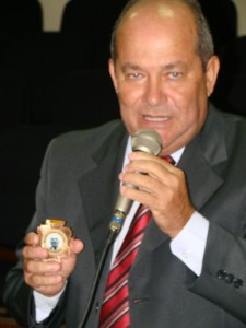 José Antônio Lopes mostra comenda recebida durante o congresso