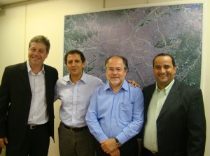 Os vereadores Renato Moreira e José Renato ao lado do deputado Gilson de Souza e do secretário Silvio Aleixo