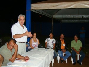 Dr. Cecílio durante a primeira reunião no bairro Tonico Garcia