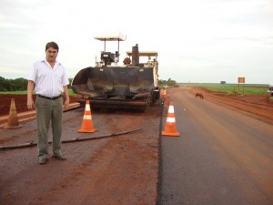 O vereador Moreti durante a visita a estrada São Domingos