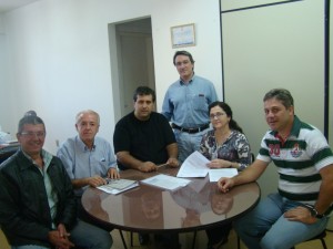 Os vereadores João Barbosa e Renato Moreira acompanham a assinatura do convênio de R$ 100 mil para a Santa Casa