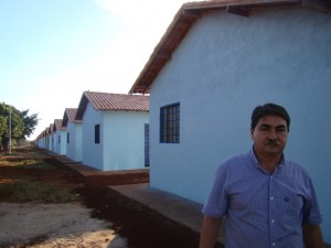 O vereador José Reginaldo Moreti na visita às 32 casas