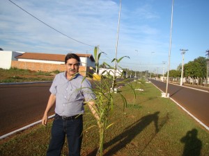 O vereador José Reginaldo Moreti durante visita a locais que receberam plantio de árvores