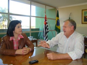 A vereadora Maurilia Landim ao lado do prefeito José Carlos acertam os últimos detalhes para inscrições do PROJOVEM