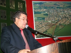 José Mendonça, durante discurso na tribuna: “Porque o preço do álcool em Guaíra é mais caro do que nas outras cidade?”