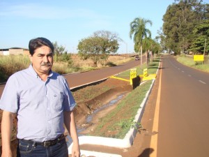 O vereador José Reginaldo Moreti durante visita a avenida próxima ao trevo das antas