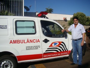 O vereador José Reginaldo Moreti ao lado da ambulância zero km